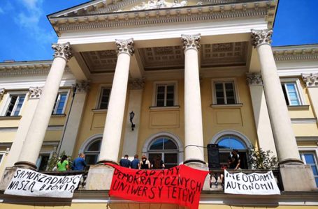 Balkon z widokiem  na demokratyczną uczelnię