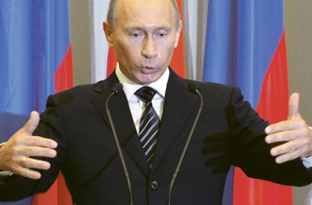 Putin trzyma czy Putina trzymają?