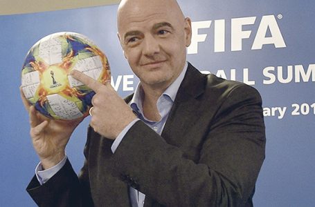 Infantino nadal przewodniczącym