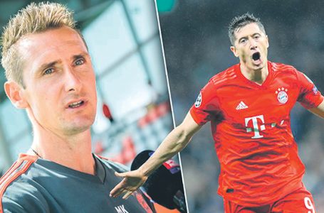 Klose potrenuje Lewego