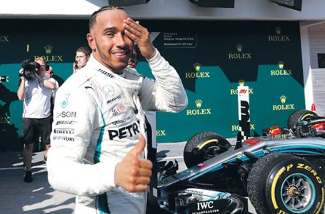 Hamilton wyprzedził Schumachera